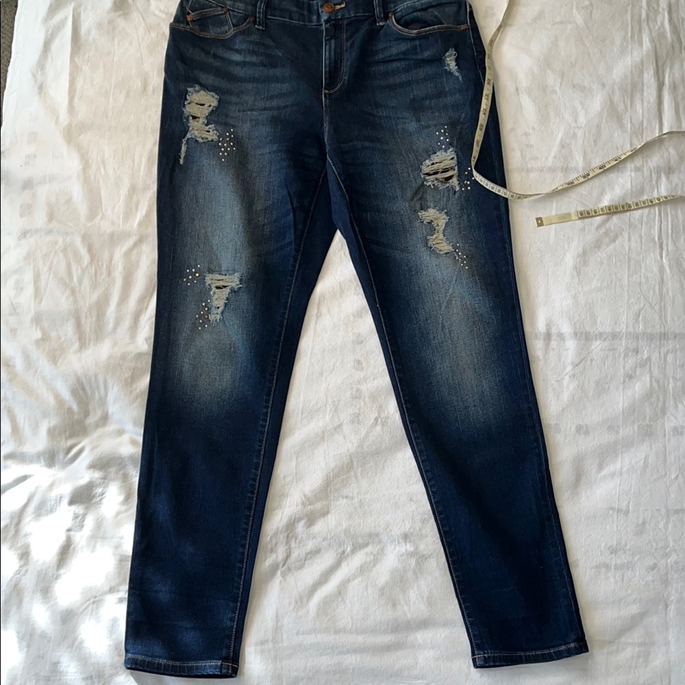 Blue Chico’s Distressed Platinum jegging/Jeans with Vintage Look. 0.5 reg size 6